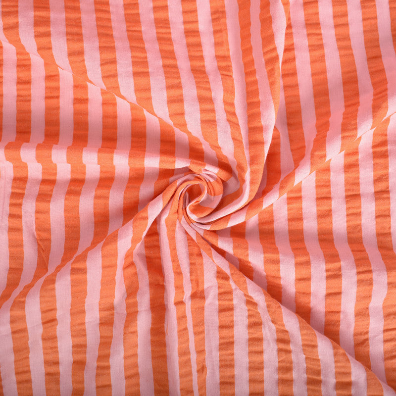 Gestreepte katoenen seersucker met brede strepen in de kleuren roze en oranje. voor het maken van bijvoorbeeld kleding voor dames of meisjes, of een kussen of tas.