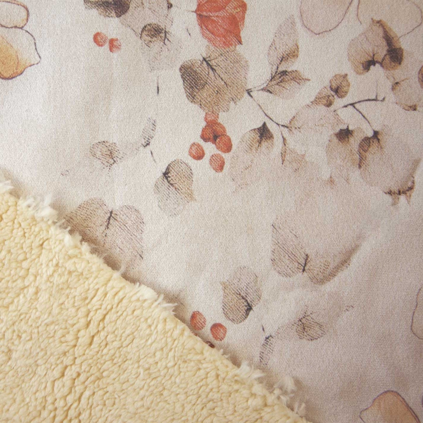 Creme sherpa fleece stof met gebloemde suede stof aan de buitenkant.