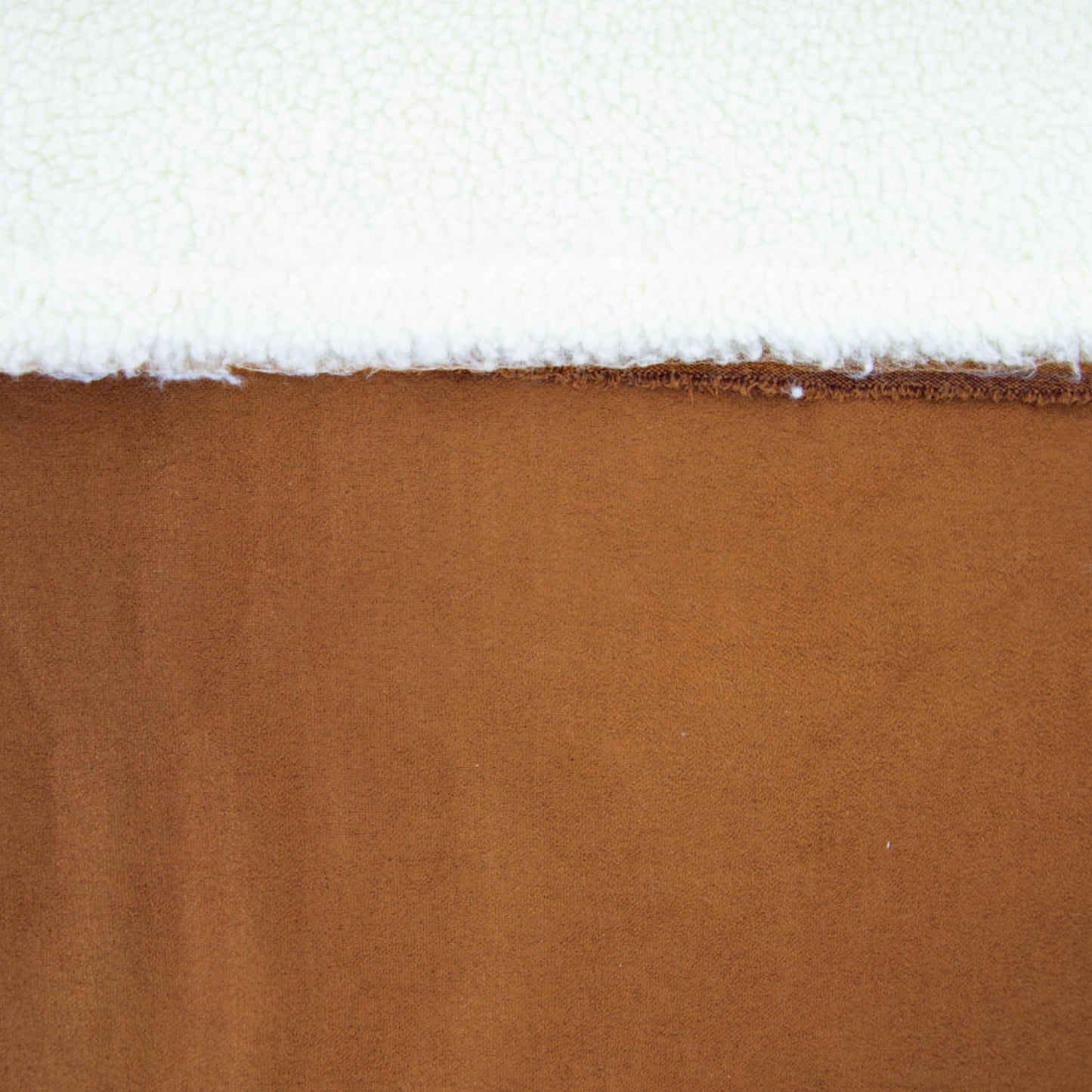 Sherpa stof met aan de buitenkant camel kleurige suede stof.