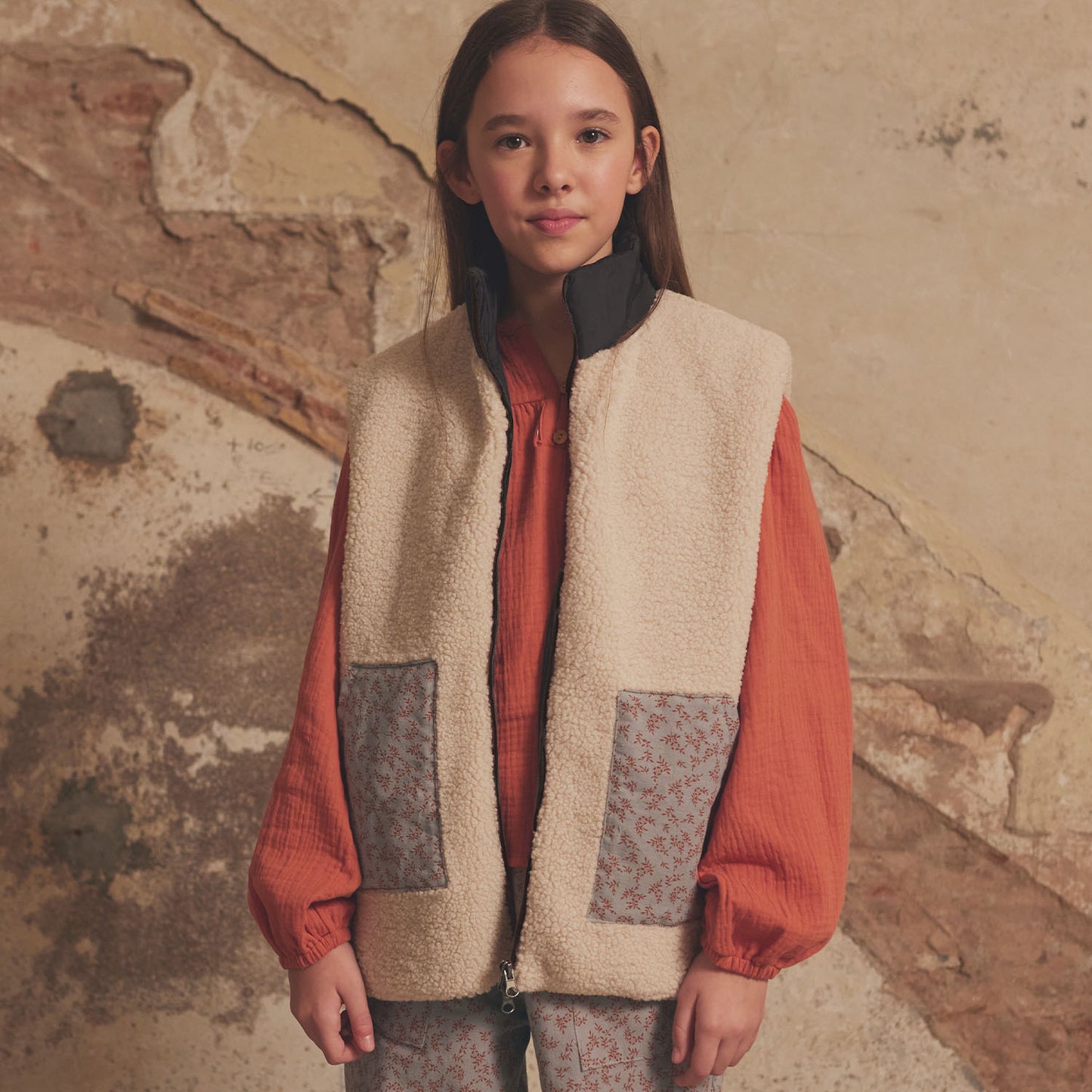 Bodywarmer gemaakt van creme kleurige sherpa stof.
