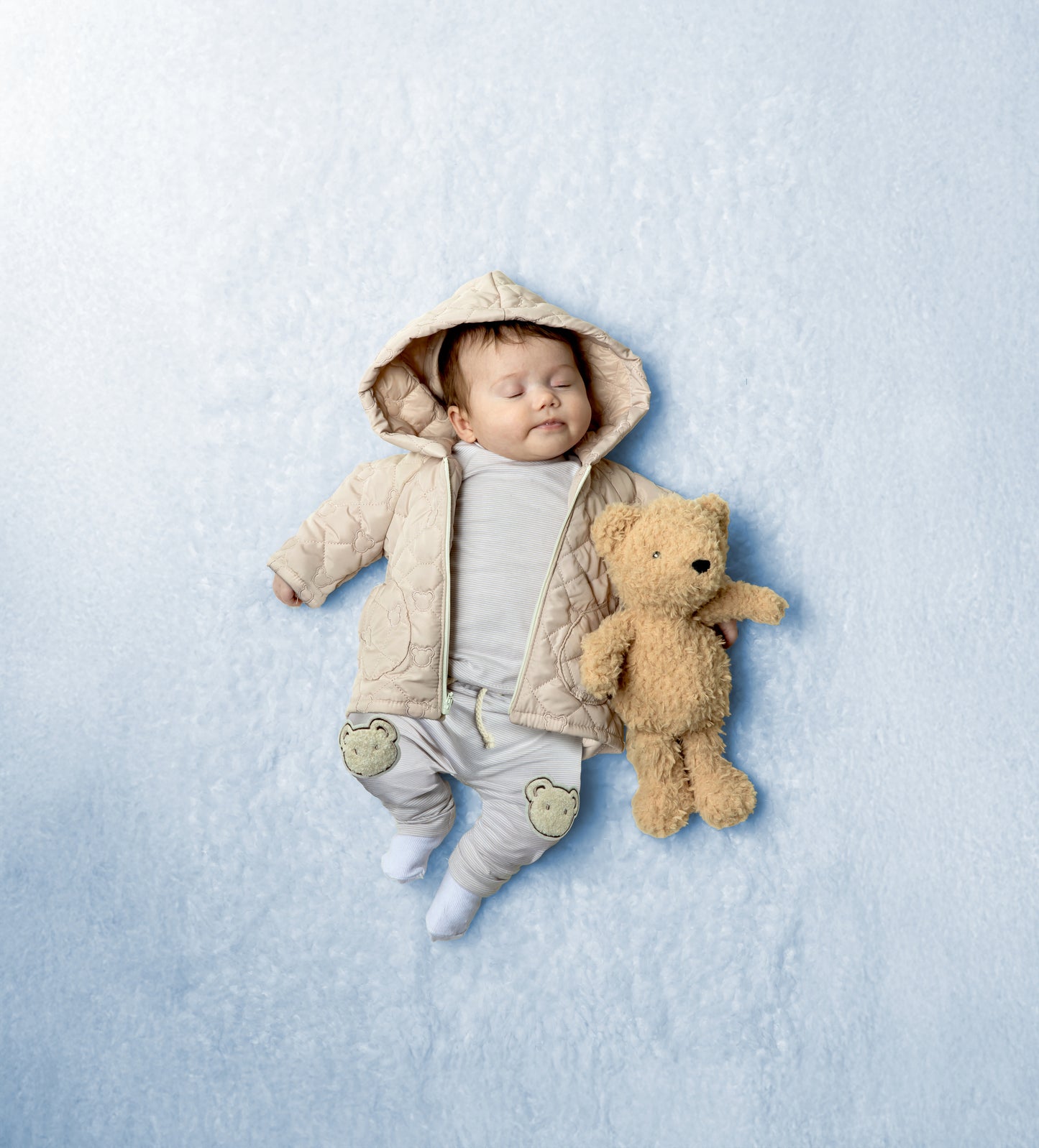 Jasje gemaakt van beige quilted gewatteerde stof met beren.