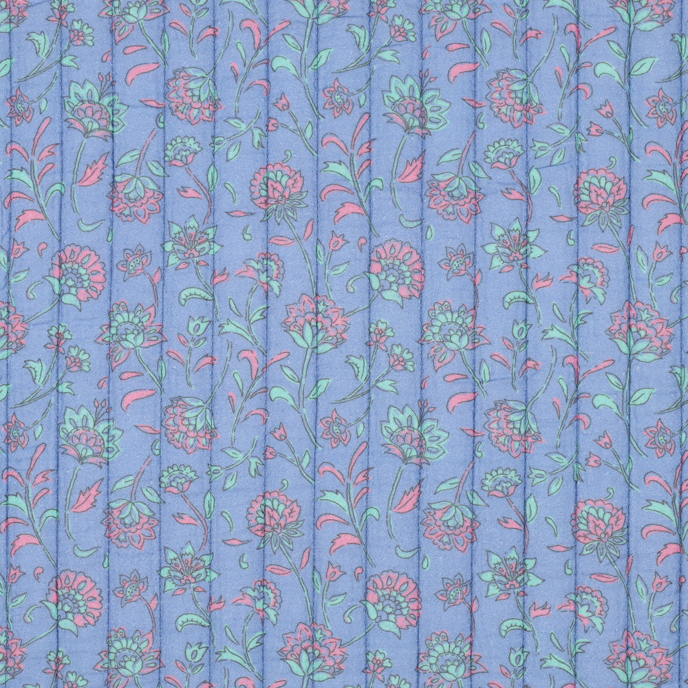 
                  
                    Doorgestikt en gewatteerde mousseline blauw/groen met bloemetjes voor bijvoorbeeld een zomerjasje.
                  
                