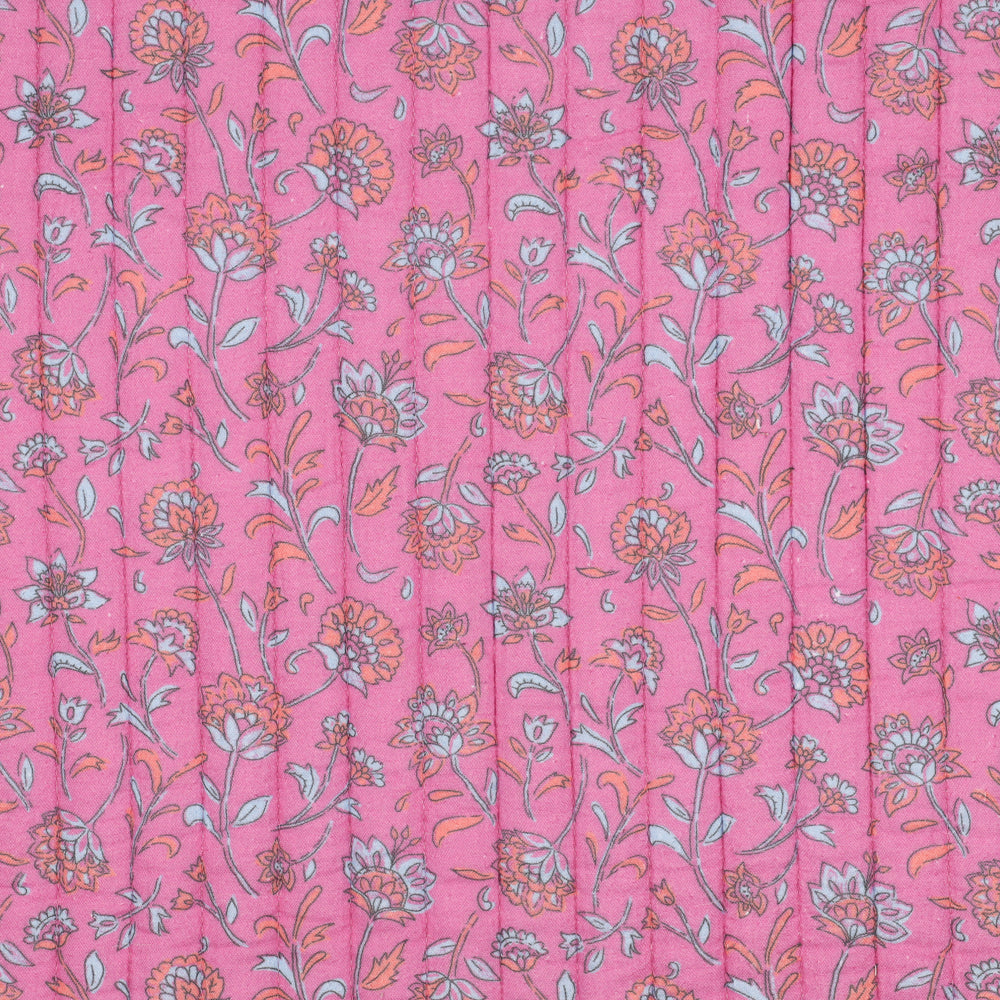 
                  
                    Roze met lichtblauwe gewatteerde mousseline voor bijvoorbeeld een jasje of gilet of tasje.
                  
                