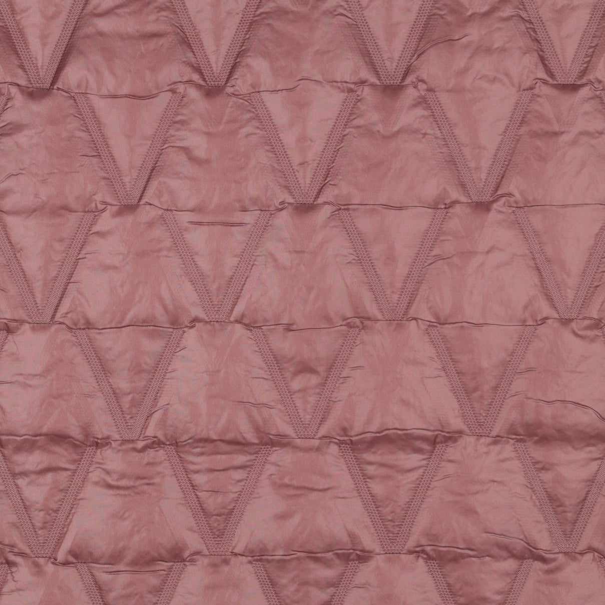 Doorgestikte stof in de kleur rouge voor bijvoorbeeld een jas of als voering.