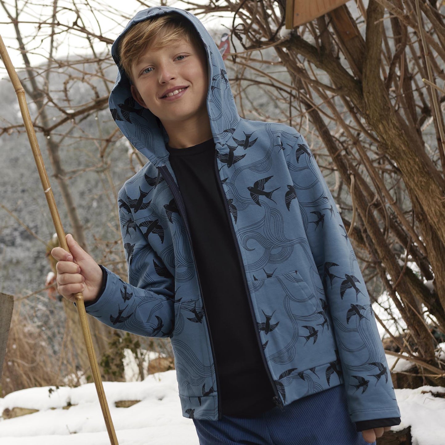 Jongens vest gemaakt van blauwe sweat stof met zwarte vogels.