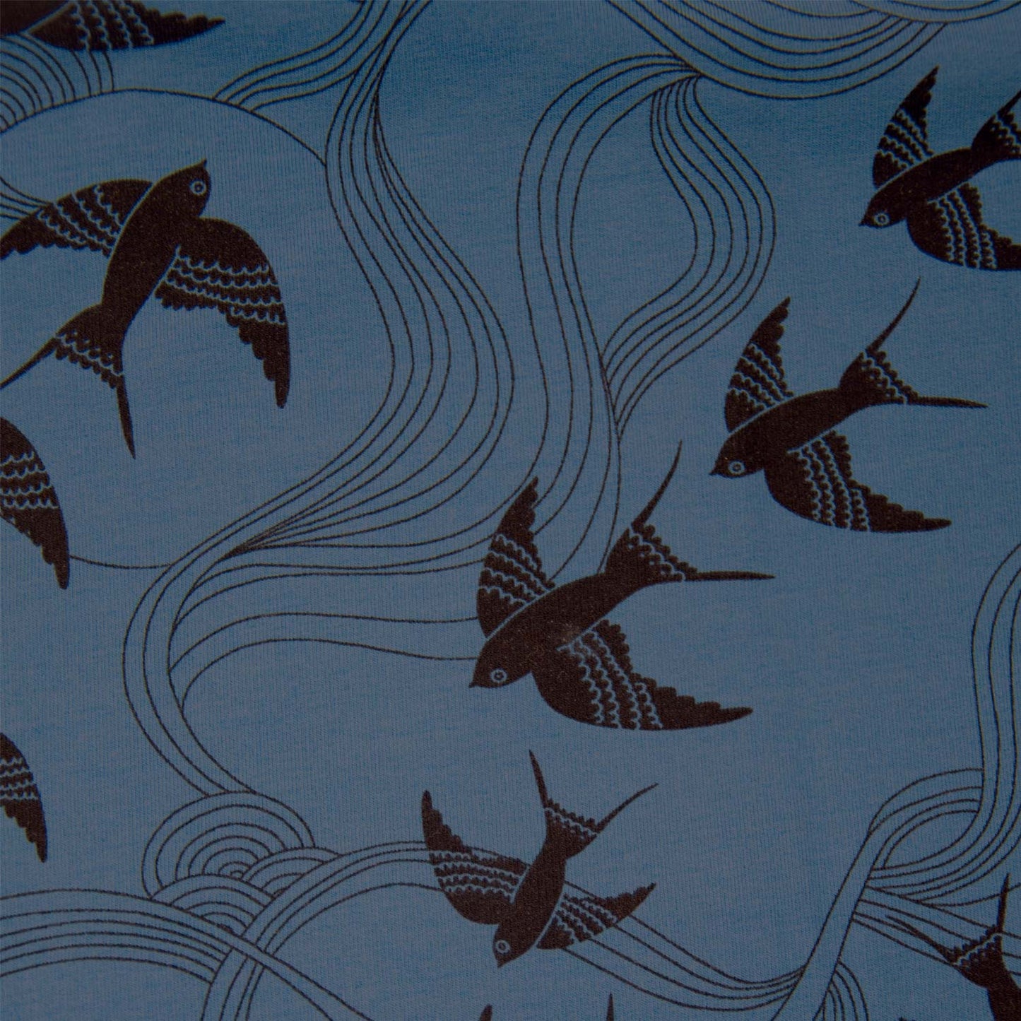French terry sweat stof blauw met zwarte vogels.