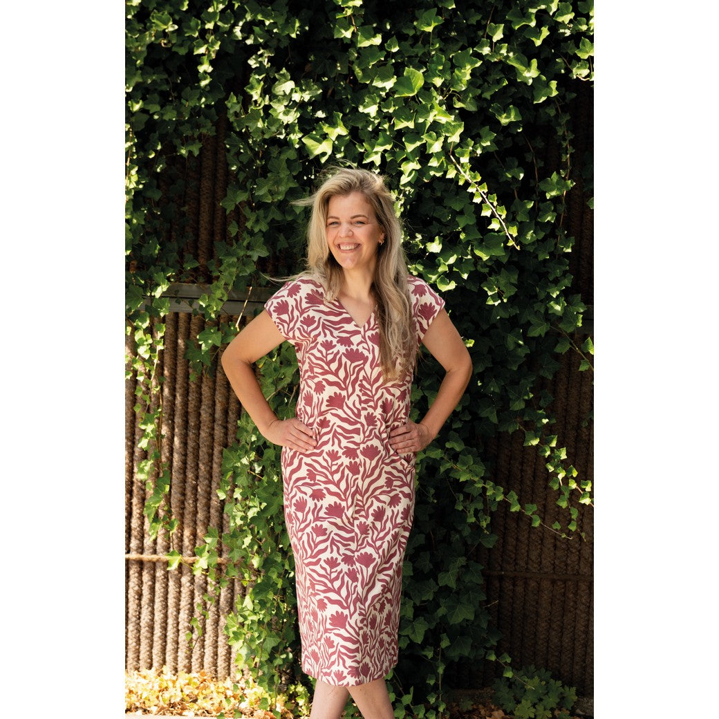 Jurk gemaakt van natural sweat met bordeaux rode bloemen.