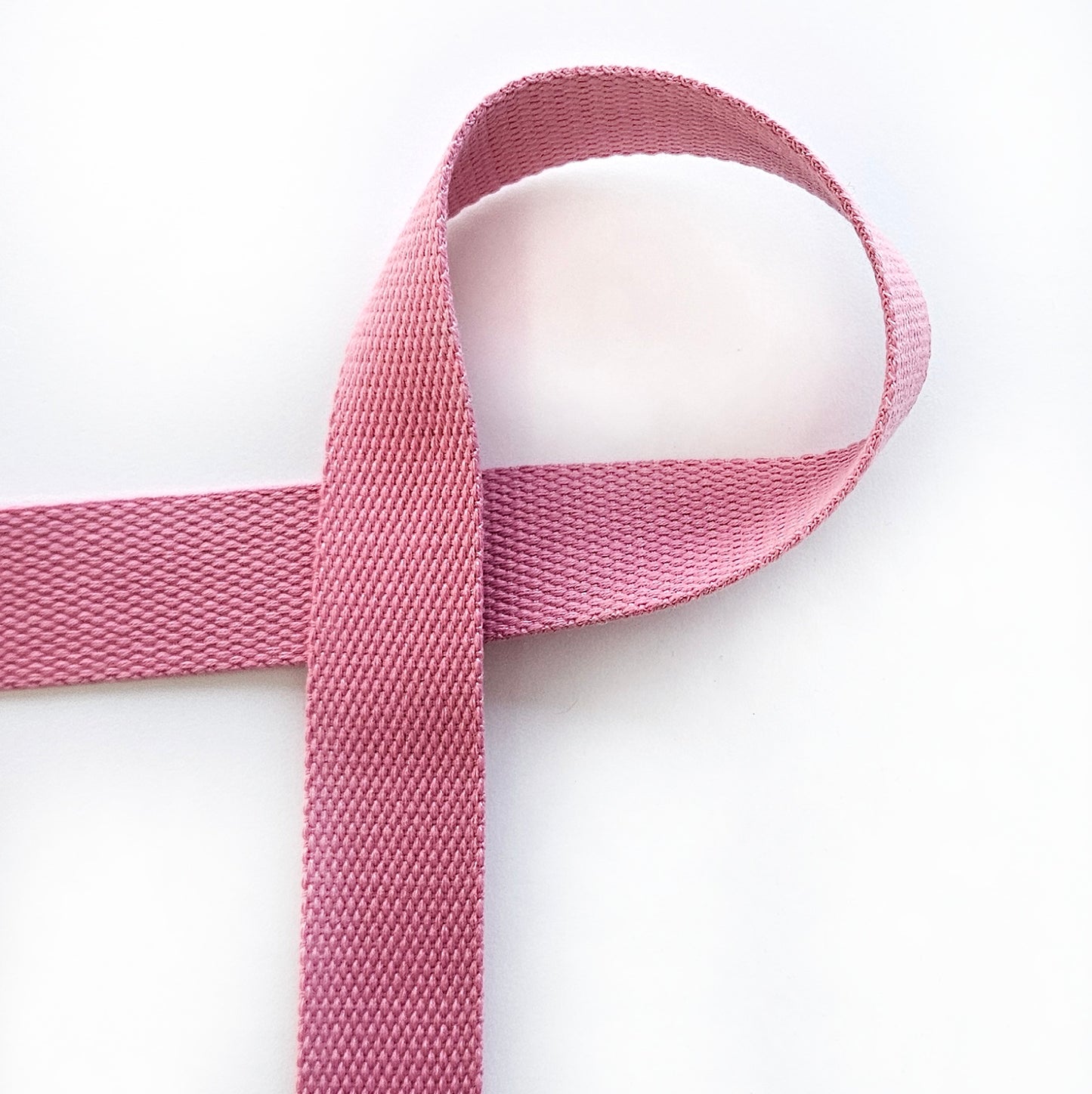 Katoenen tassenband in de kleur donker oudroze van 30 mm breed.