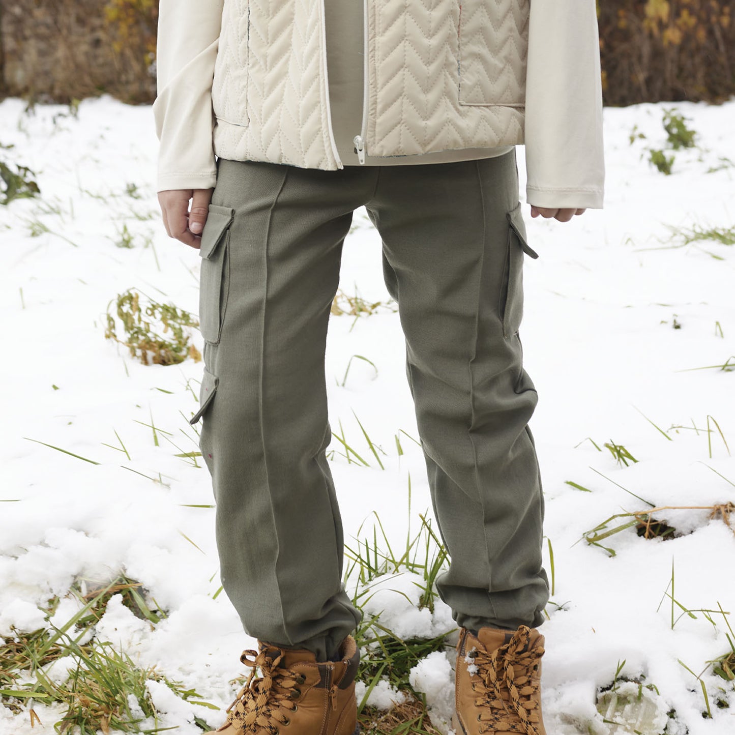 Broek gemaakt van kaki kleurig recycled techno polyester.