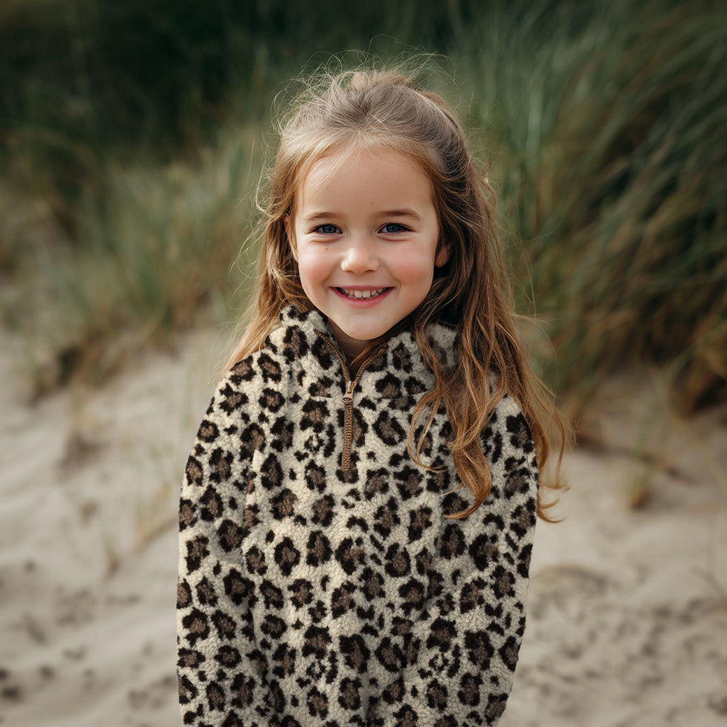 Trui gemaakt van ecru teddy jacquard stof met bruine luipaardprint