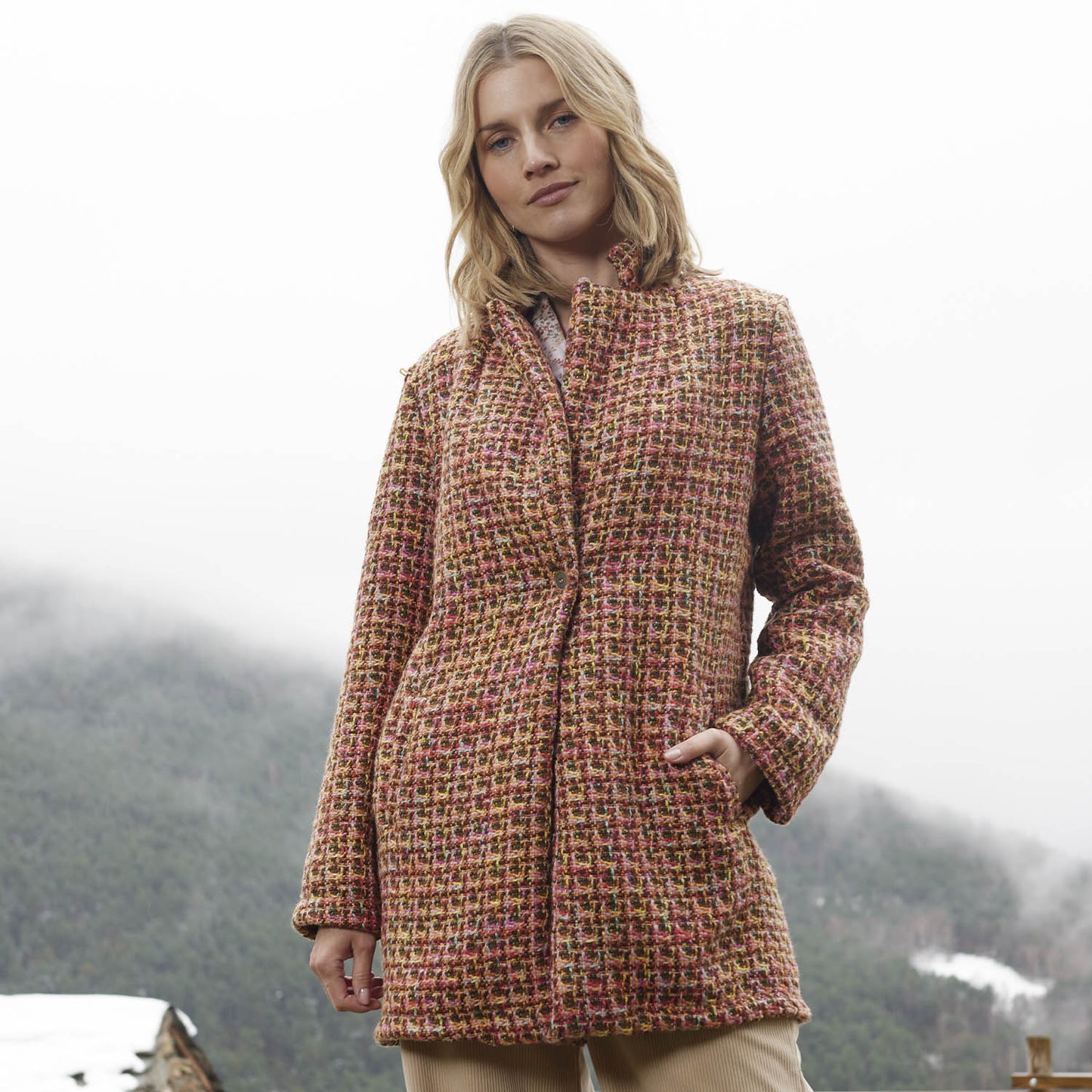 Jas of mantel gemaakt van veelkleurige tweed stof.
