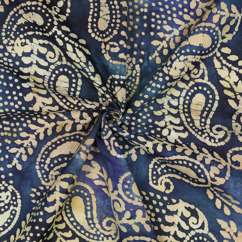Blauwe batik katoenen stof met beige tekeningen.