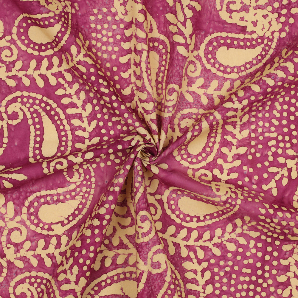 Roze batik katoenen stof met beige tekening.
