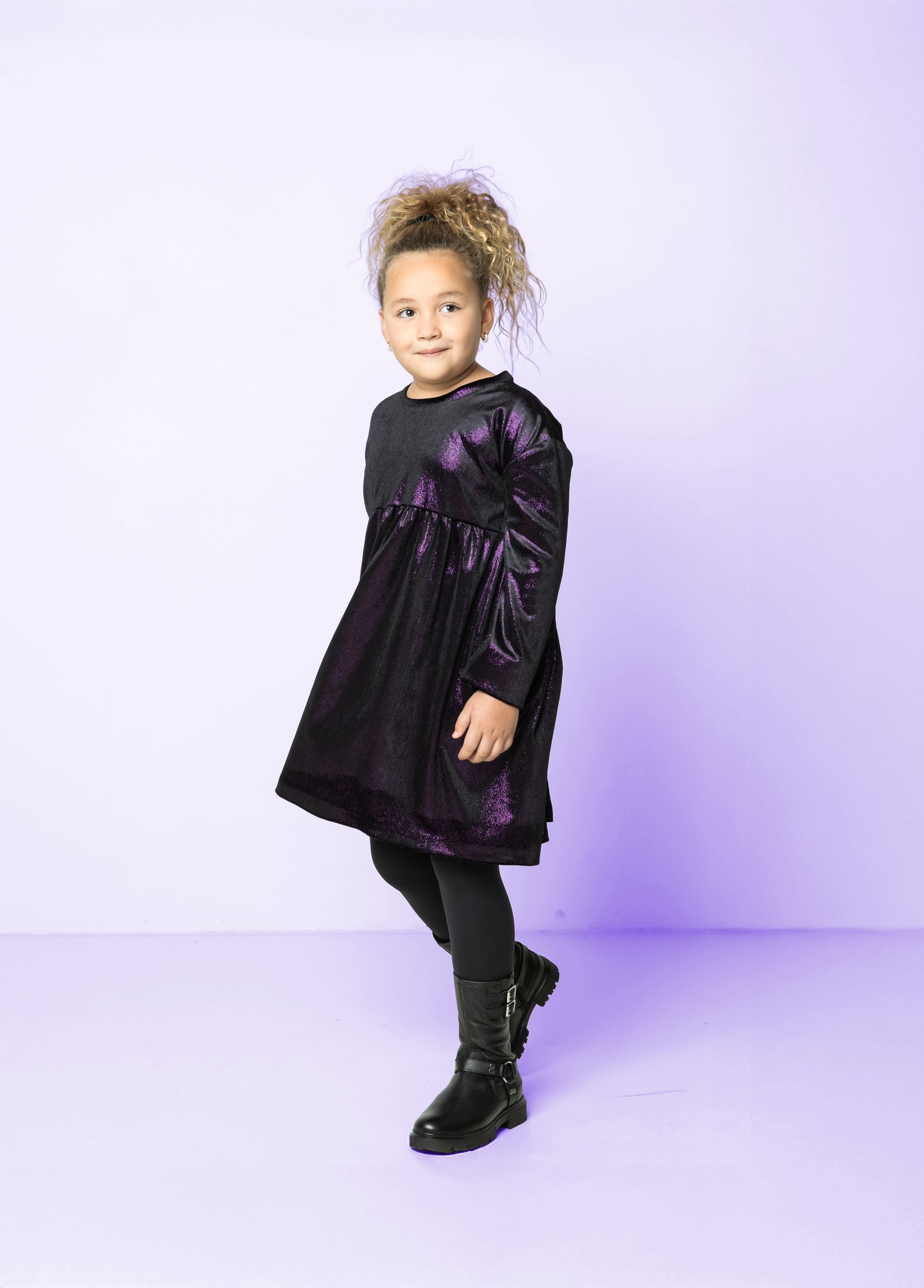 Jurk gemaakt van paarse velvet stof met foil glitter.