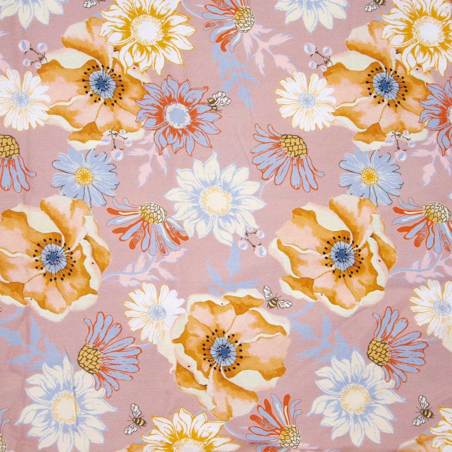 Lichtroze viscose met gele en blauwe bloemen.