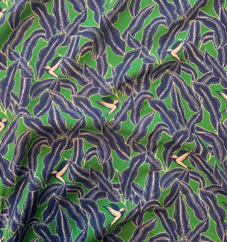 Groene viscose stof met blauwe blaadjes en vogeltjes.