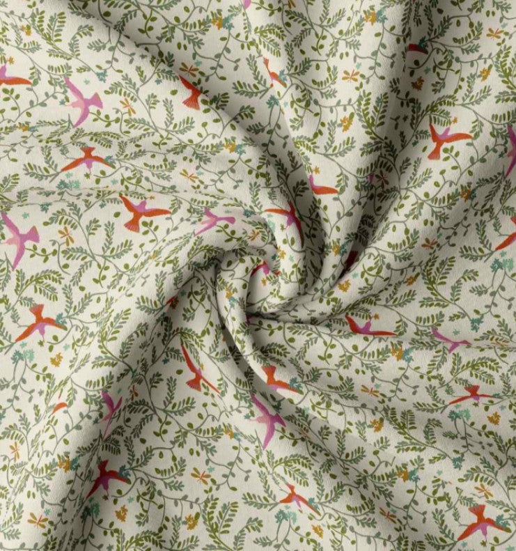 Ecru viscose stof met groene takjes en rood en roze vogeltjes.