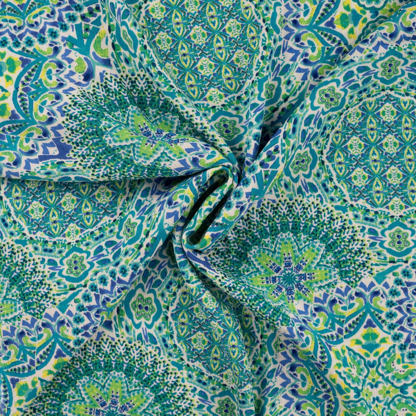 Crinkel viscose met blauw en groene mandala achtige tekeningen.