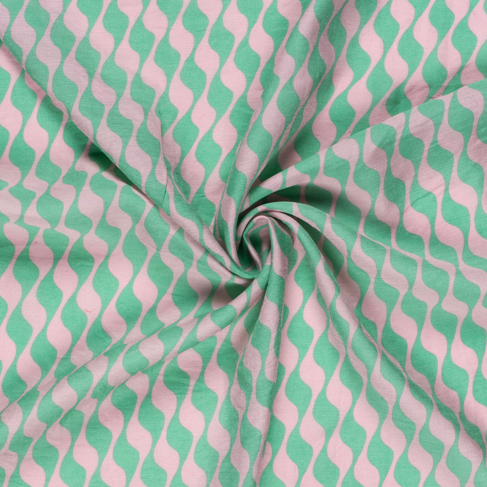 Viscose twill met abstract motief in kleuren groen met roze voor bijvoorbeeld een jumpsuit of broek voor de zomer.