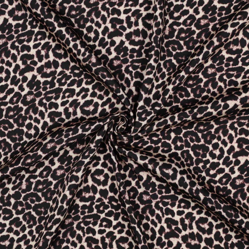 Viscose satijn stof met digitale leopard print.