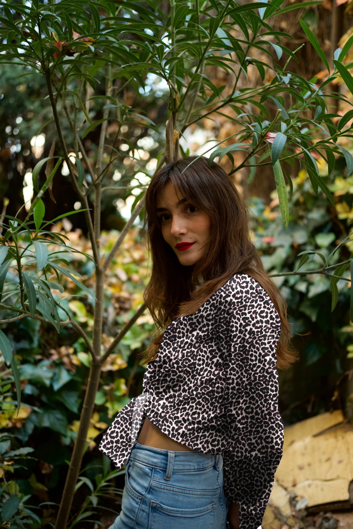 Blouse gemaakt van viscose satijn met luipaardprint.