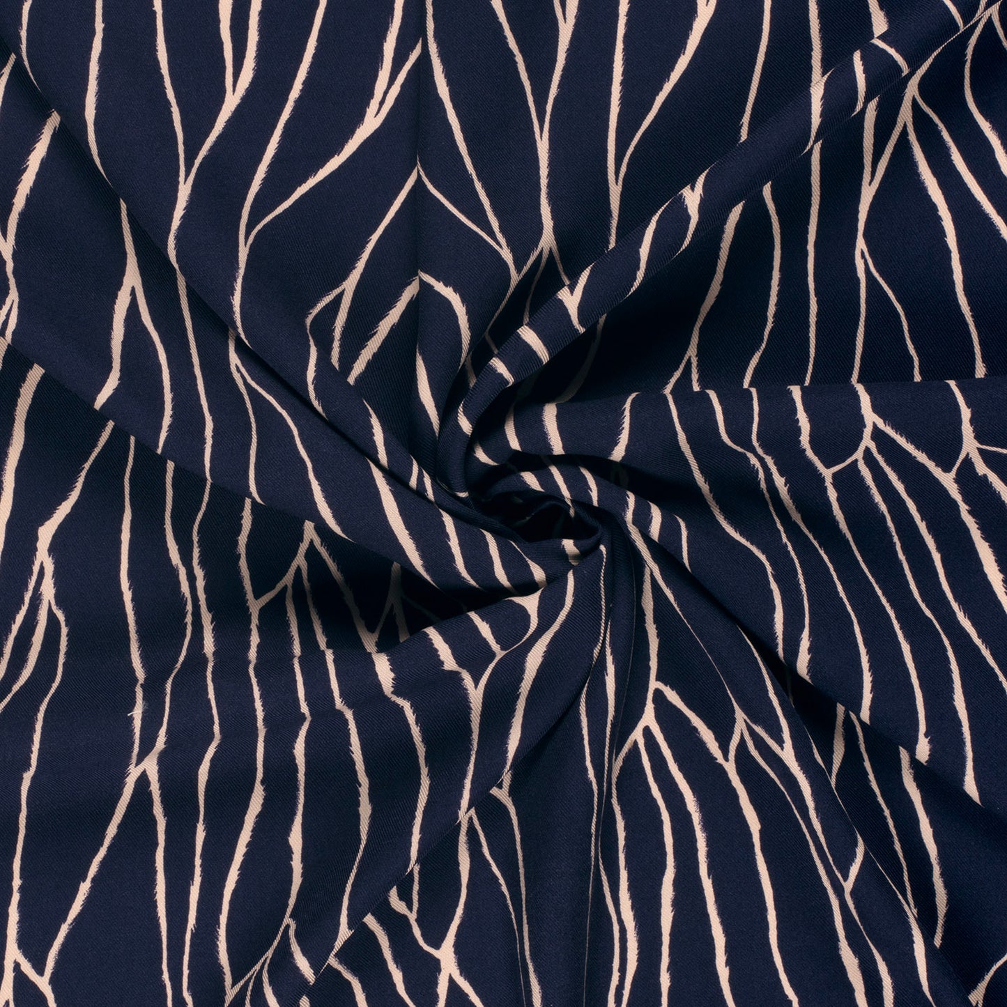 Marine blauwe viscose twill met abstracte strepen.