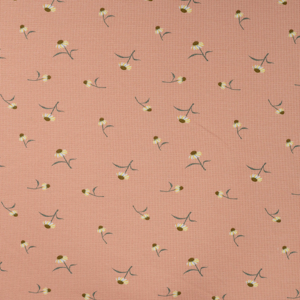 Wafeltricot sof zalmroze met madeliefjes.