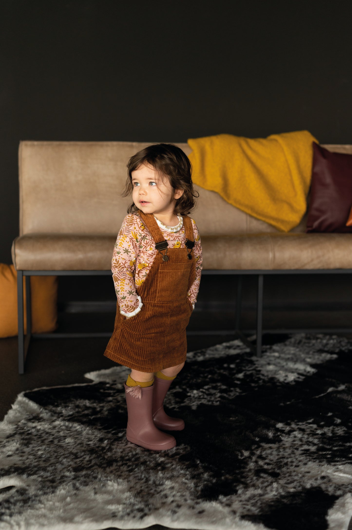 Overgooier jurk gemaakt van gewassen corduroy.