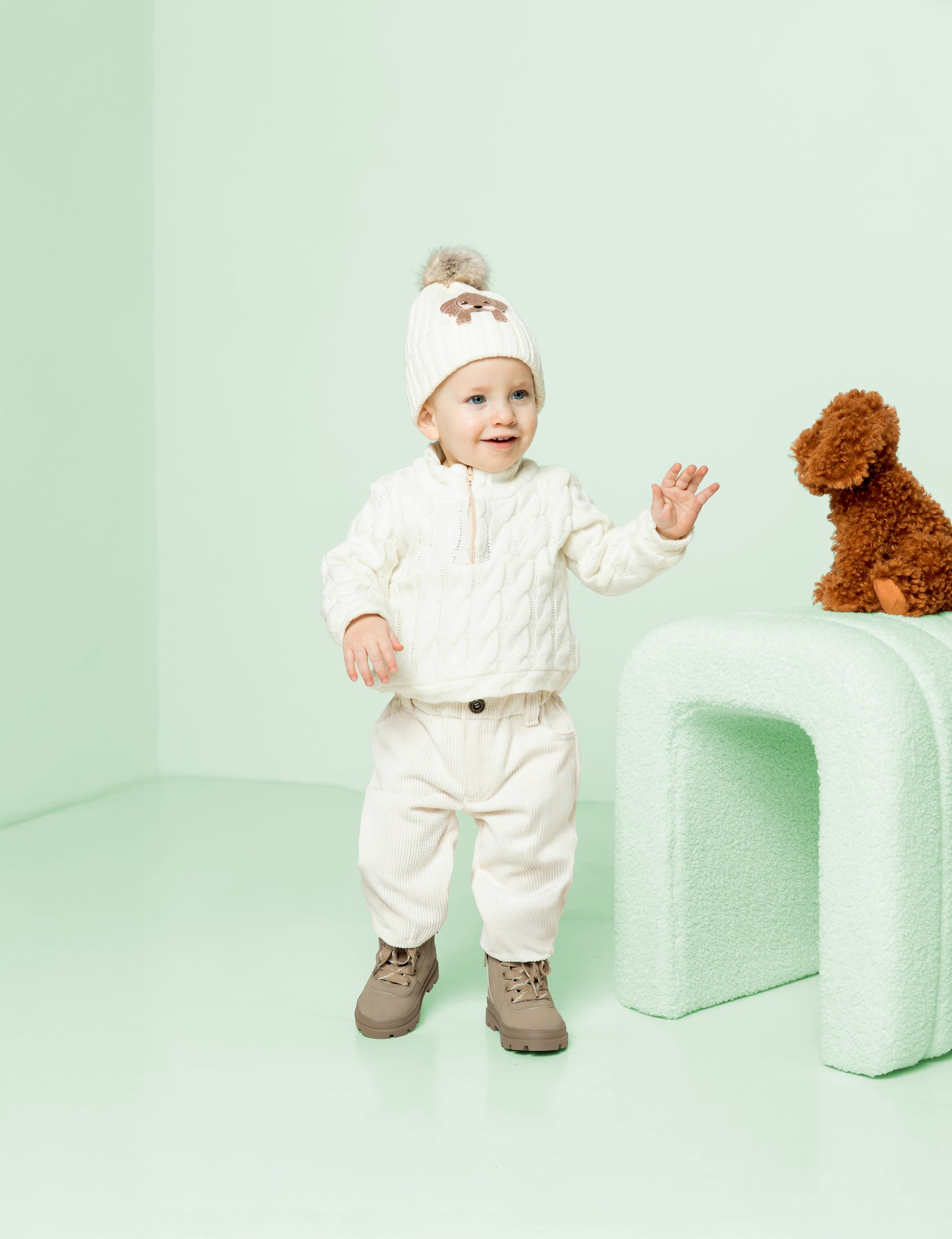 Broek gemaakt van beige gewassen corduroy.