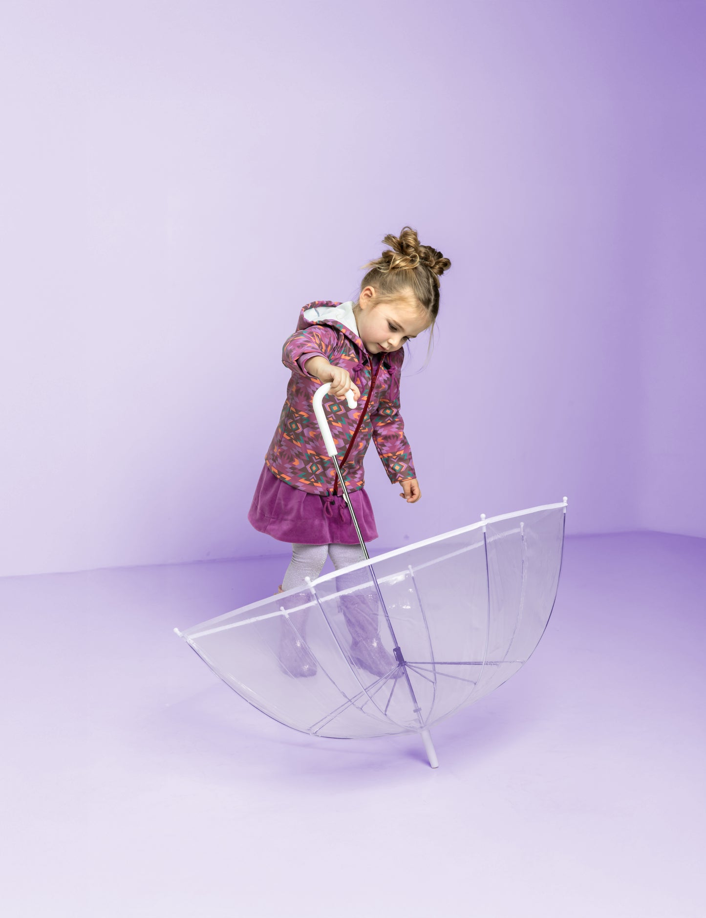 Regenjas van waterafstotende raincoat stof met aztec print in fuchsia kleur.