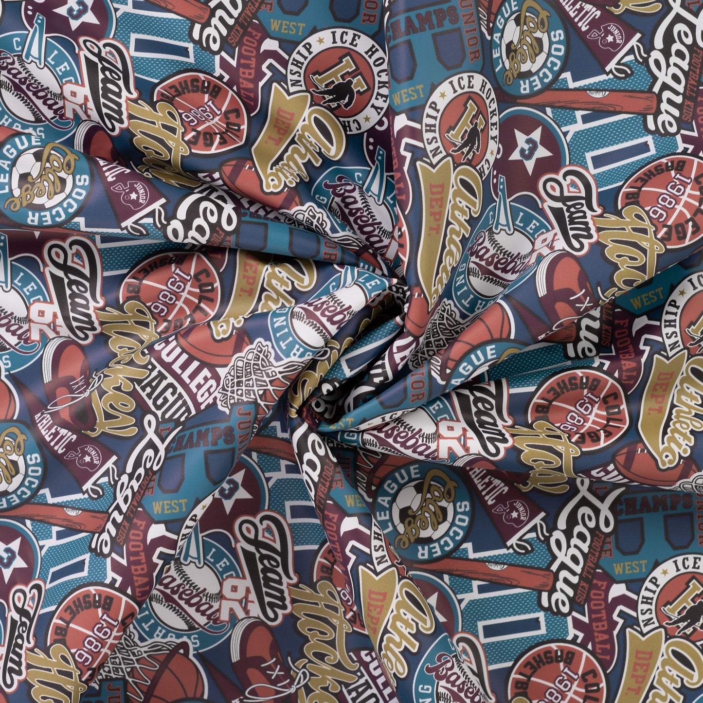 Waterafstotende raincoat stof met football print.