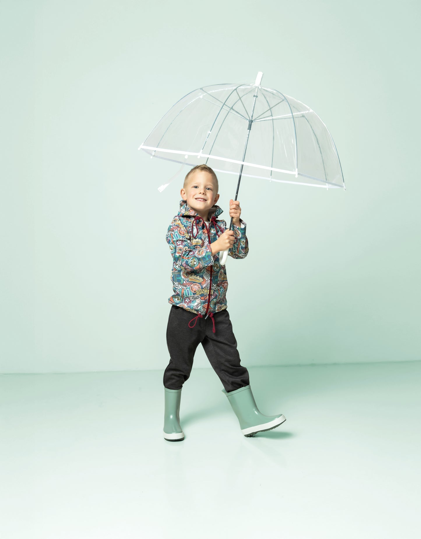 Regenjas van waterafstotende stof met football print.
