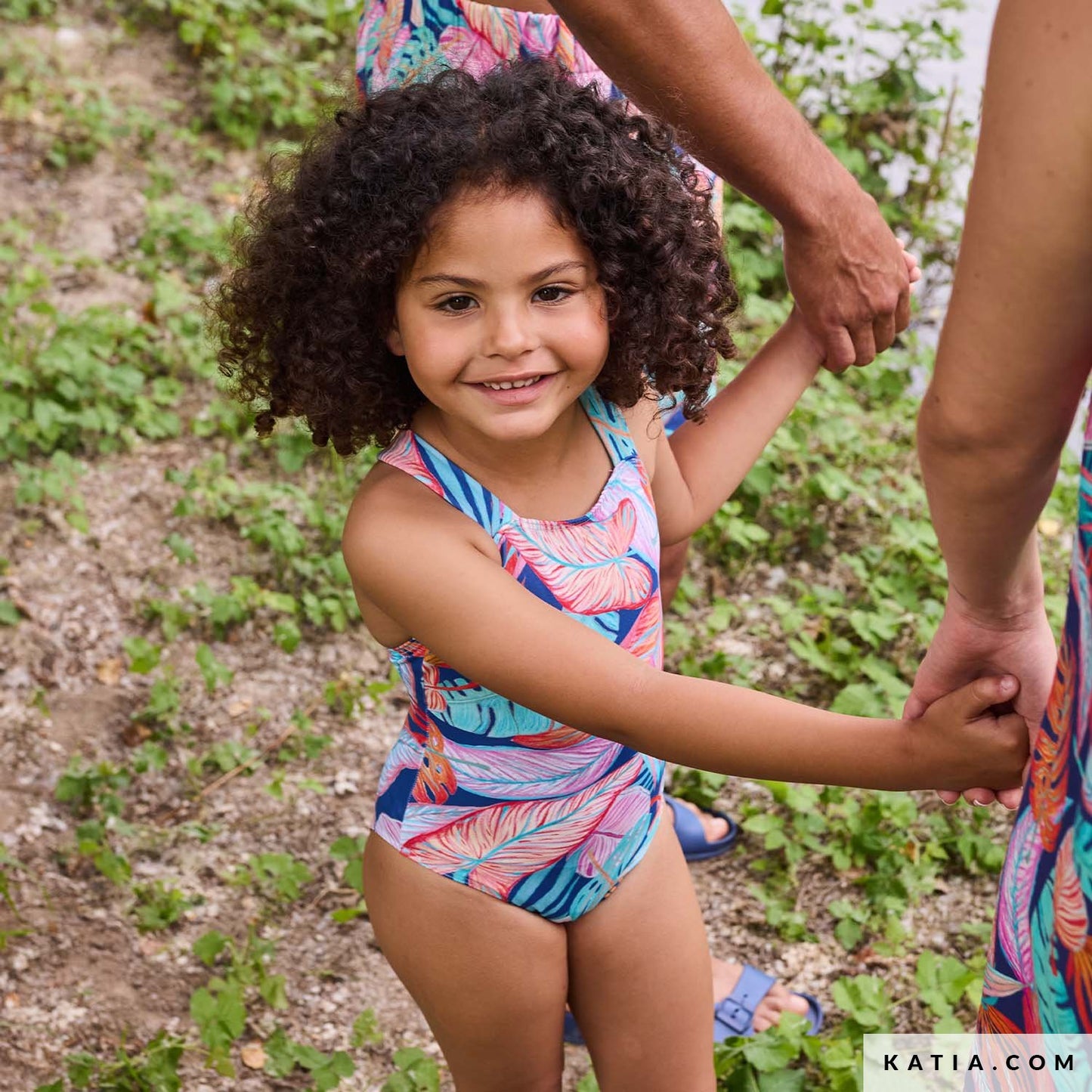 Badpak gemaakt van zwemkleding stof in felle kleuren, zoals blauw, oranje, roze en turquoise met tropische grote bladeren.