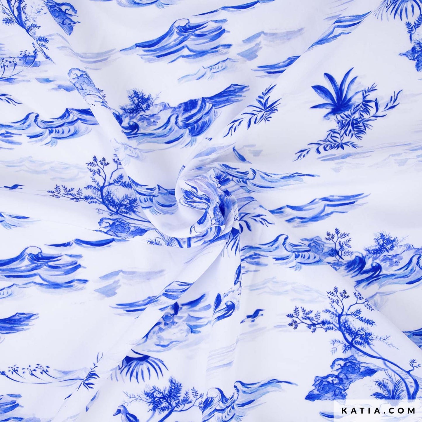 Witte viscose met blauwe print van vogels bomen en zee voor het maken van bijvoorbeeld een zomerse jurk, wijde broek, blouse of rok.
