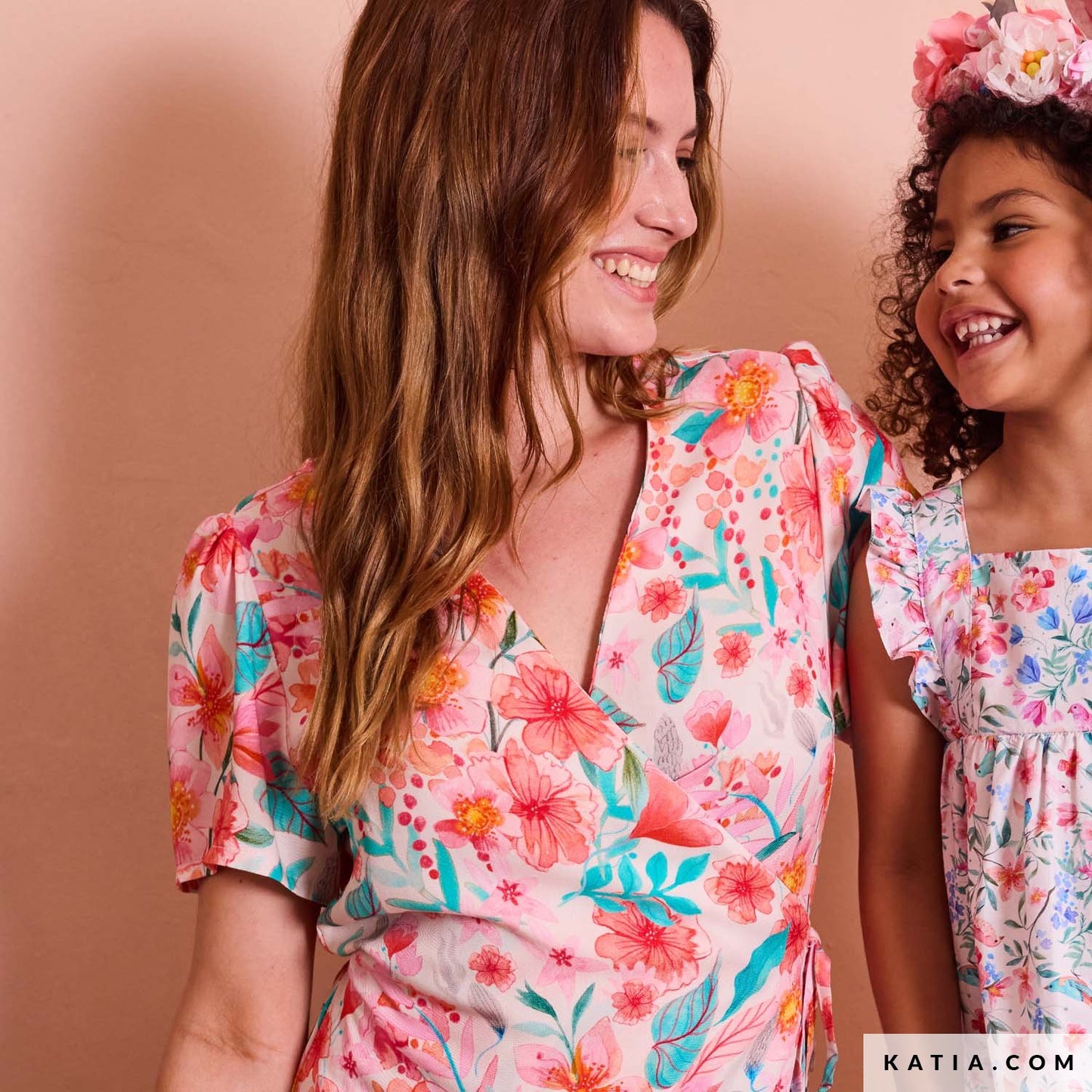 Jurk gemaakt van ecovero viscose met zomerse bloemen.