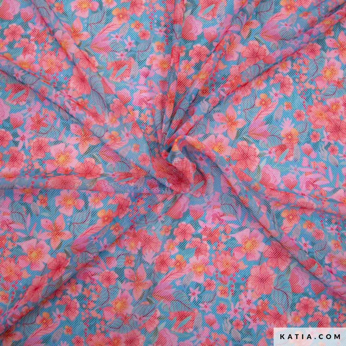 Mooie turquoise netstof met roze tropische bloemetjes voor het maken van bijvoorbeeld een strandjurkje of omslagdoek voor over de badkleding.