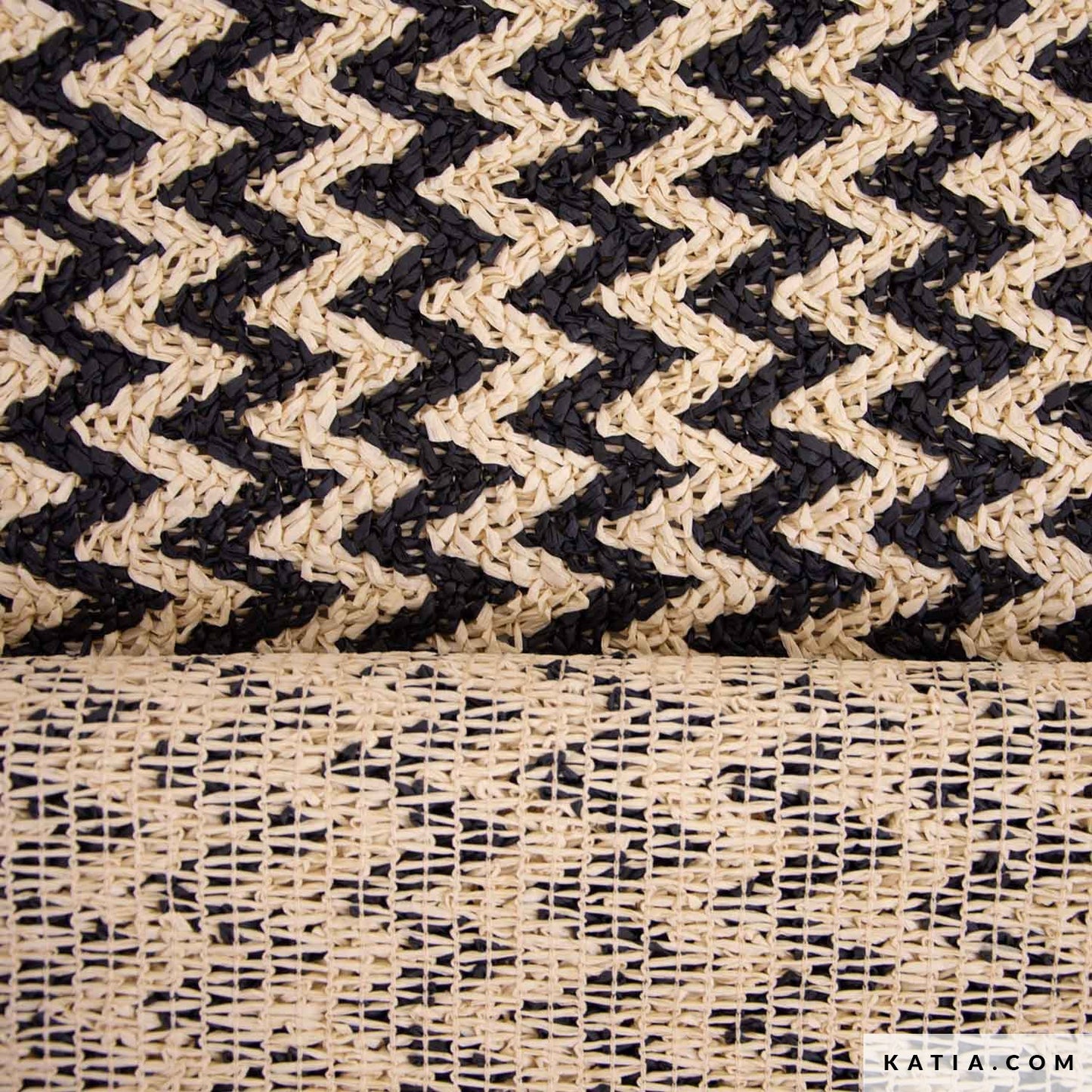 Gebreide papier knit stof in naturel en zwart met geometrisch design voor het maken van tassen.