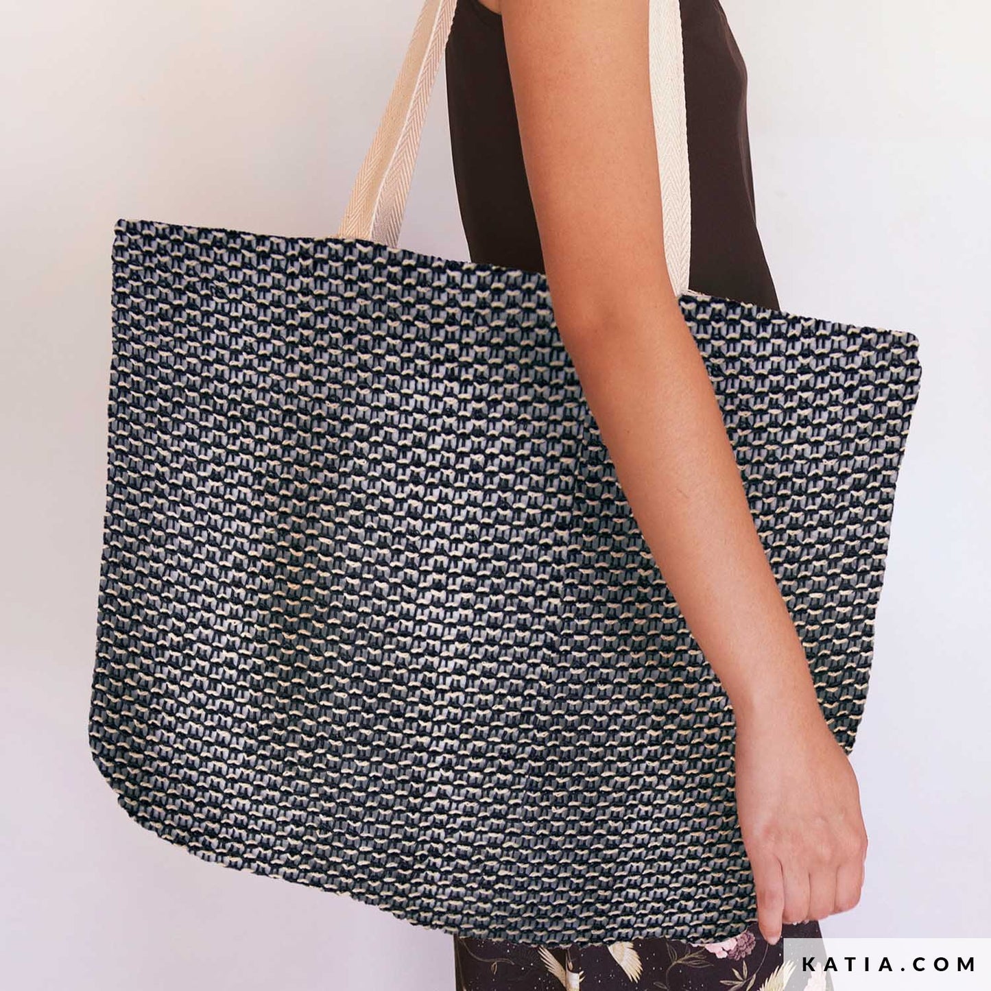 Zwart gebreide papieren raffia stof knit voor het maken van stoer hoeden of tassen.