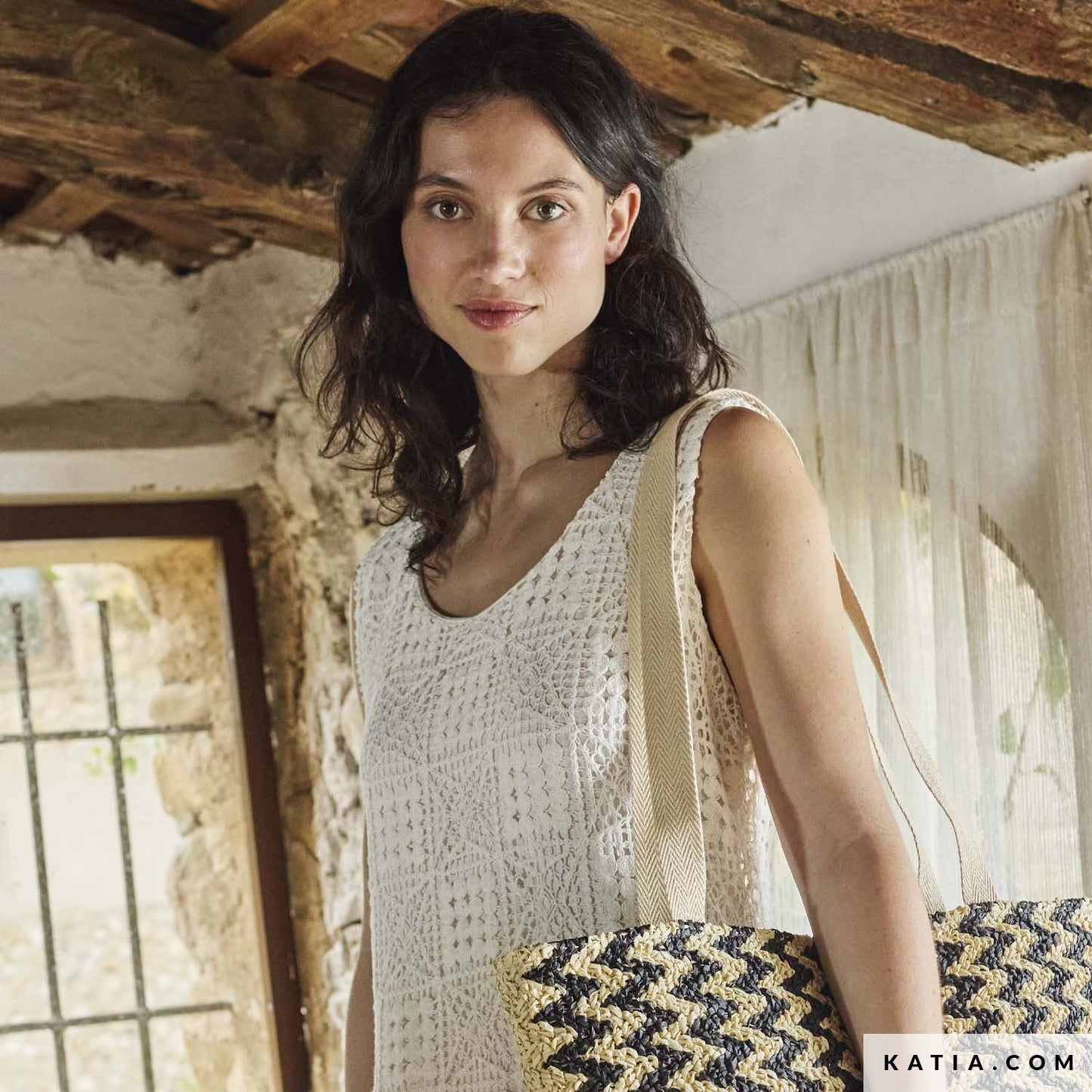 Jurk gemaakt van wit gehaakte katoenen stof.