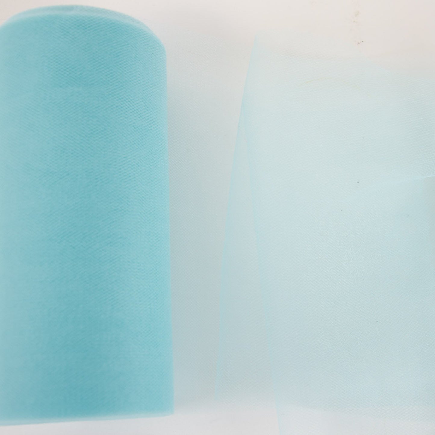 Rol tule in de kleur aqua.