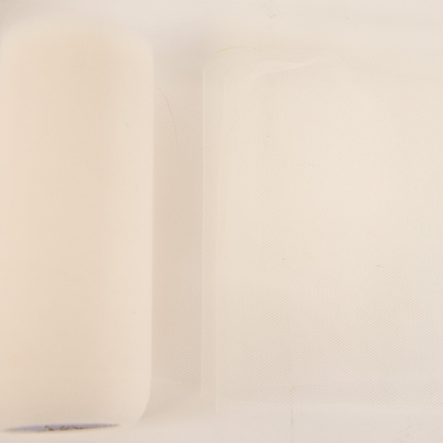 Rol met ecru kleurige tule.