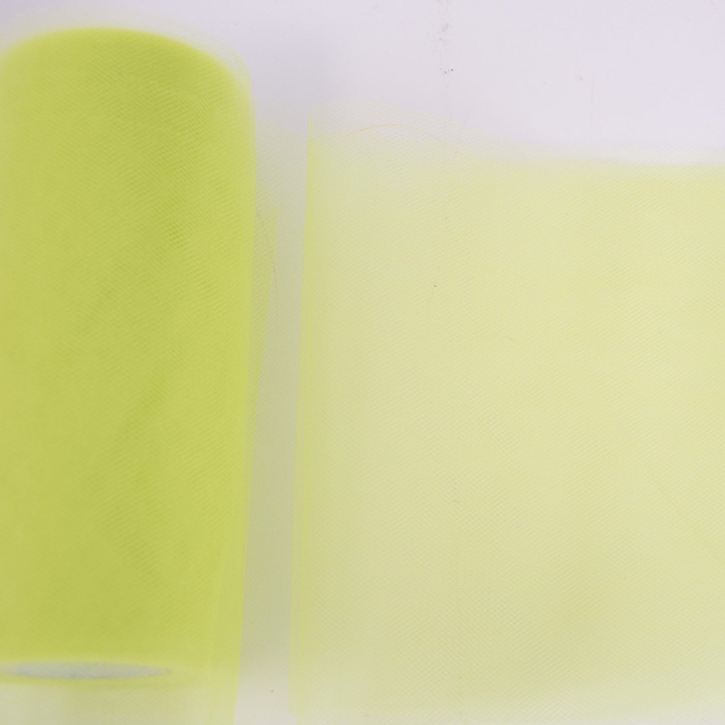 Rol met fluor gele tule.