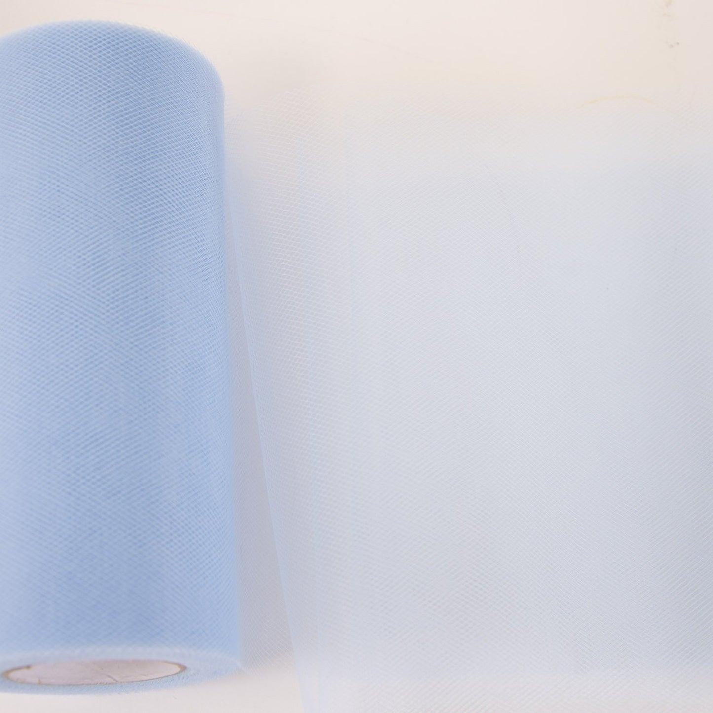 Rol tule in de kleur celestial blauw.