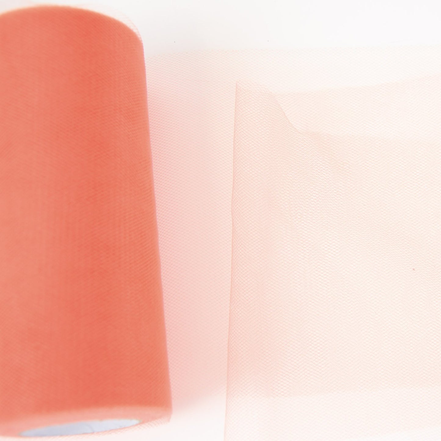 Rol met koraal kleurige tule.