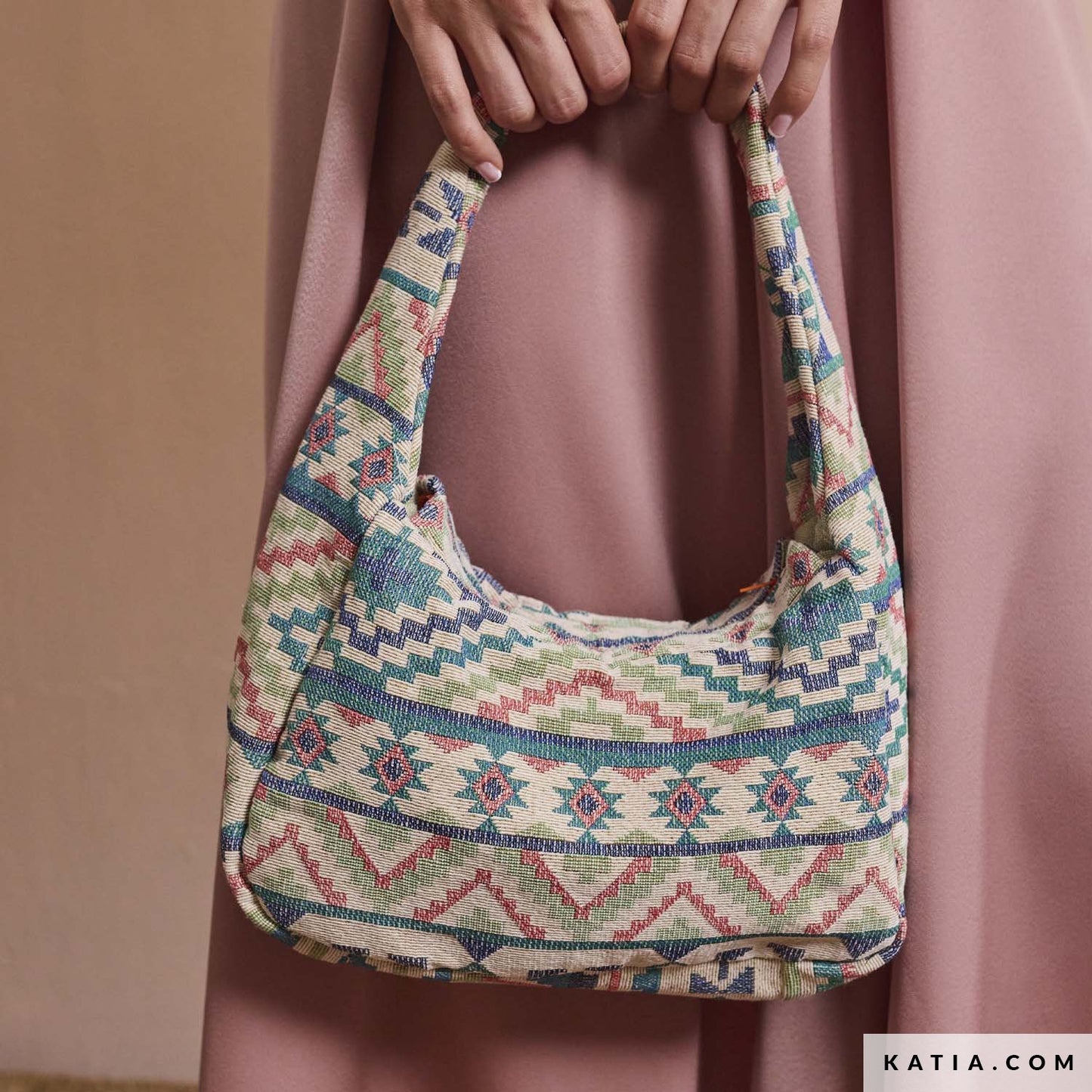 Tas gemaakt van jacquard stof met geometrische vormen in zachte kleuren van blauw, groen en rood.