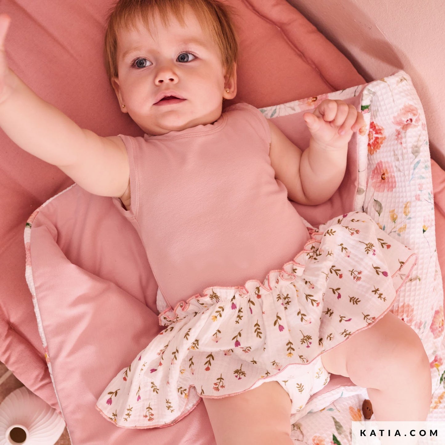 Baby jurkje gemaakt van witte double gauze met kleine bloemetjes.