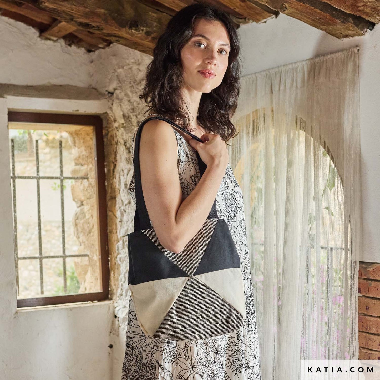 Tas gemaakt van katoenen canvas stof met strepen textuur in de kleuren zwart en offwhite.