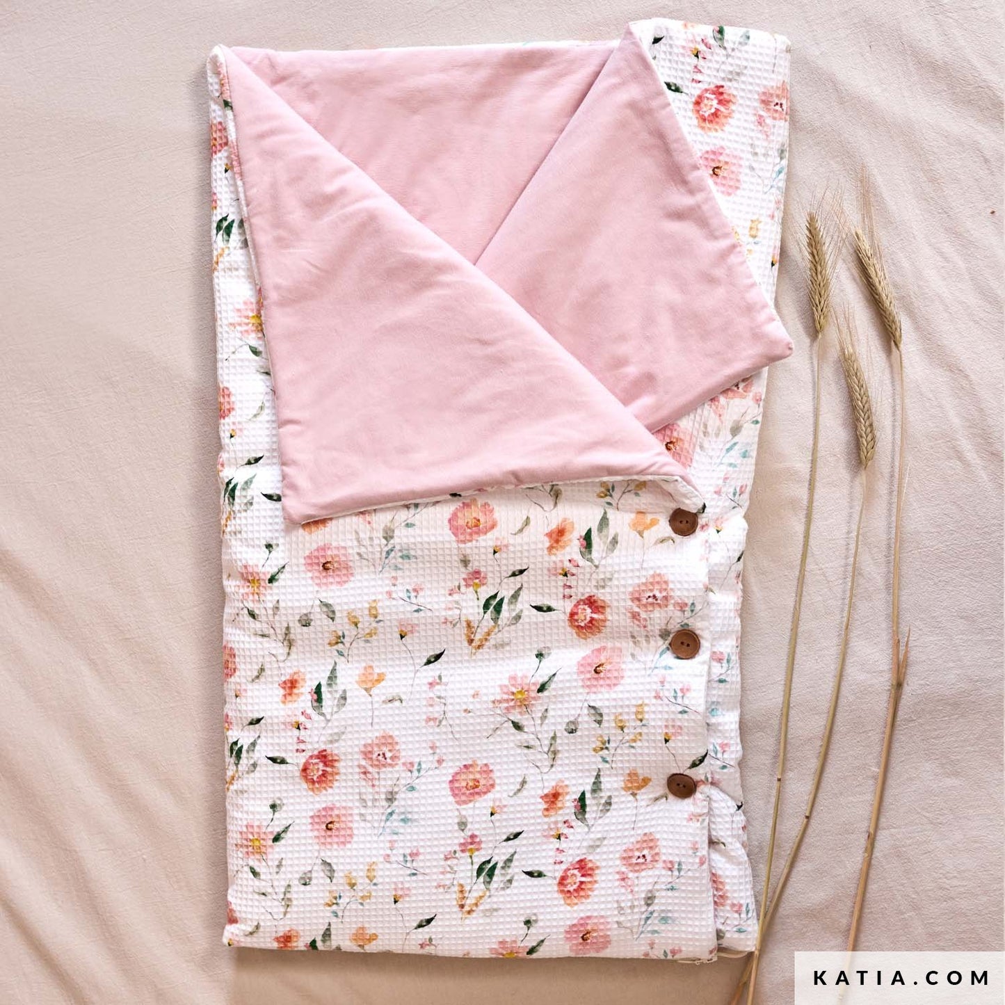 Baby slaapzak gemaakt van Katoenen wafelstof met bloemenprint in wit