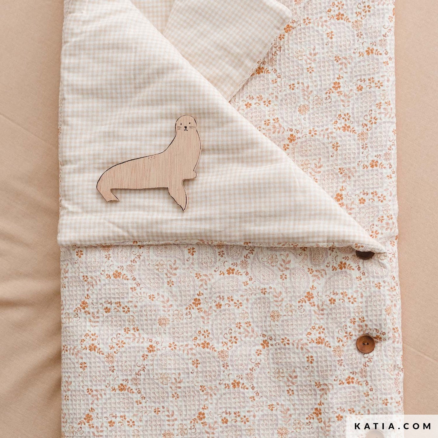 Baby slaapzak gemaakt van katoenen wafelstof met paisley print naturel beige