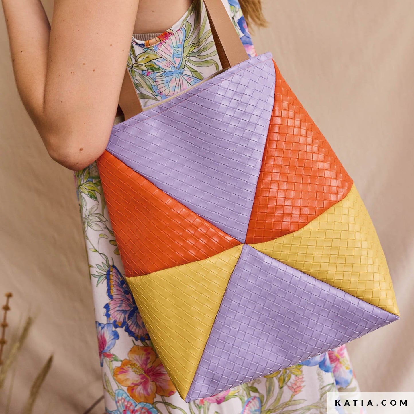 Tas gemaakt van 3 kleuren hamper pu leer met vlecht patroon.